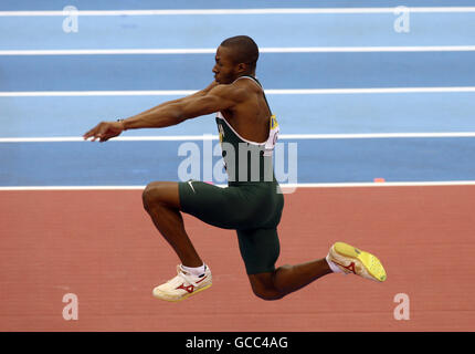 Leichtathletik - Aviva International - National Indoor Arena. Der nigeranische Tosin Oke beim Dreisprung der Männer Stockfoto