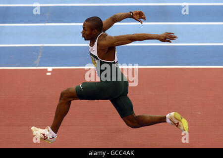 Leichtathletik - Aviva International - National Indoor Arena. Der nigeranische Tosin Oke beim Dreisprung der Männer Stockfoto