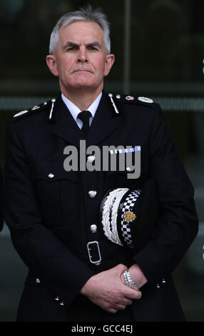 Peter Fahy, Chief Constable der Greater Manchester Police, liest vor den Medien eine Erklärung vor dem Manchester Civil Justice Center, nachdem der PC Ian Terry rechtswidrig getötet wurde. Stockfoto