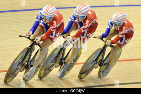 Die Briten Wendy Houvenaghel, Joanna Roswell und Lizzie Armitstead (von links nach rechts) fahren im Finale der Teamverfolgung während der World Track Cycling Championships in der Ballerup Super Arena, Kopenhagen, Dänemark, nach Silber. Stockfoto