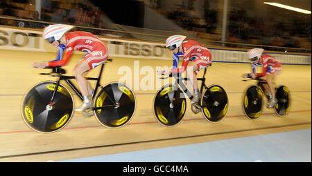 Die Briten Wendy Houvenaghel, Joanna Roswell und Lizzie Armitstead fahren im Finale der Mannschaftsverfolgung während der World Track Cycling Championships in der Ballerup Super Arena, Kopenhagen, Dänemark, nach Silber. Stockfoto