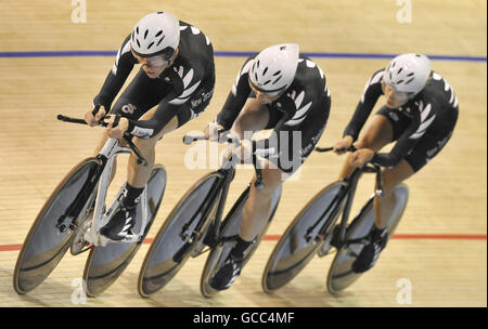 Die Neuseeländer Rushlee Buchanan, Lauren Ellis und Alison Shanks fahren während der World Track Cycling Championships in der Ballerup Super Arena in Kopenhagen zu einem neuen Weltrekord in der Teamverfolgung. Stockfoto