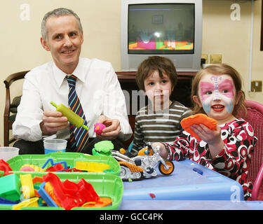 Ciaran Cuffe, Staatsminister für Gartenbau, nachhaltiges Reisen und Planung und Kulturerbe bei einem Besuch im Kids Club für Delegierte Kinder auf der Green Party Convention im Tower Hotel in Waterford, Irland. Stockfoto