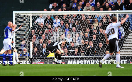 Leicester City Torhüter Chris Weale (Mitte) sieht auf dejected als Teamkollegen Andy Kings Rückpass ins Netz während der Coca-Cola Championship Spiel im Pride Park Stadium, Derby Rollen. Stockfoto