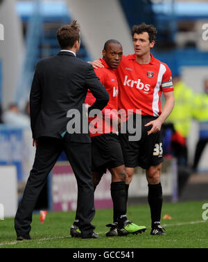 Kyel Reid von Charlton Athletic (Mitte) feiert sein Tor mit Manager Phil Parkinson (links) und Christian Daily (rechts) während des Coca-Cola League One Spiels im Galpharm Stadium, Huddersfield. Stockfoto