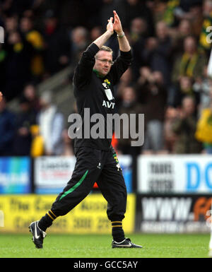 Fußball - Coca-Cola Football League One - Norwich City / Leeds United - Carrow Road. Paul Lambert, Manager von Norwich City, feiert den Sieg seines Teams am Ende des Spiels Stockfoto