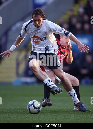 Fußball - Barclays Premier League - Bolton Wanderers gegen Manchester United - Reebok Stadium. Johan Elmander von Bolton Wanderers (links) wird von Paul Scholes von Manchester United herausgefordert. Stockfoto