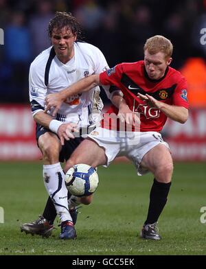 Fußball - Barclays Premier League - Bolton Wanderers gegen Manchester United - Reebok Stadium. Paul Scholes von Manchester United (rechts) fordert Johan Elmander von Bolton Wanderers (links) heraus. Stockfoto