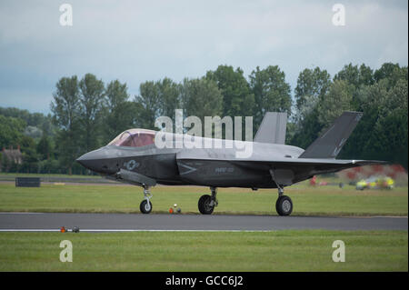 RAF Fairford, Gloucestershire. 8. Juli 2016. Tag1 des Royal International Air Tattoo (RIAT) und eine F-35 b Lightning des US Marine Corps, die weltweit erste Überschall STOVL Flugzeug, debütiert erste öffentliche fliegen auf einen Hauch in Großbritannien zeigen. Bildnachweis: Aviationimages/Alamy Live-Nachrichten. Stockfoto