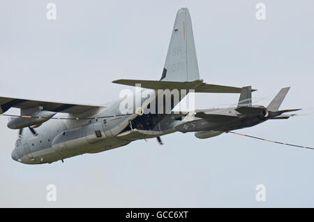 Lockheed Martin F-35 Lightning II Kampfflugzeug demonstriert Luft-Luft-Betankung von einem C-130 Hercules Transportflugzeug. Fliegen auf der Flugschau Stockfoto