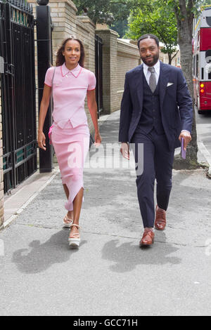 Wimbledon London, UK. 8. Juli 2016. Englischer Schauspieler und Academy Award nominierte Chiwetel Ejiofor mit seiner australischen Modell Freundin Frances Aaternir Singles Männer halb Finaltag des 2016 Wimbledon Tennis-Meisterschaften kommt: Amer Ghazzal/Alamy Live-Nachrichten Stockfoto
