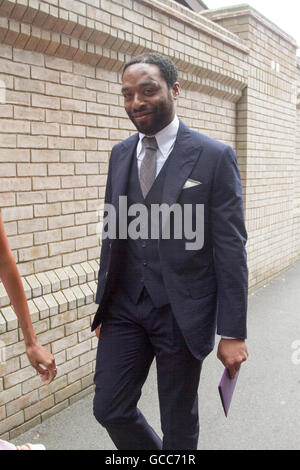 Wimbledon London, UK. 8. Juli 2016. Englischer Schauspieler und Academy Award nominierte Chiwetel Ejiofor mit seiner australischen Modell Freundin Frances Aaternir Singles Männer halb Finaltag des 2016 Wimbledon Tennis-Meisterschaften kommt: Amer Ghazzal/Alamy Live-Nachrichten Stockfoto