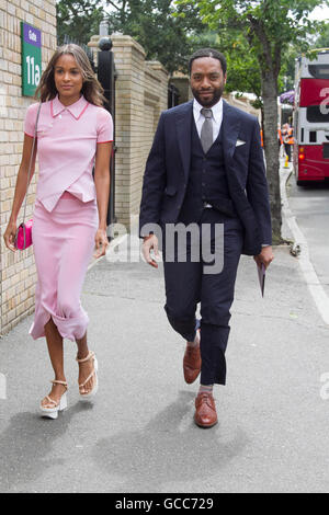 Wimbledon London, UK. 8. Juli 2016. Englischer Schauspieler und Academy Award nominierte Chiwetel Ejiofor mit seiner australischen Modell Freundin Frances Aaternir Singles Männer halb Finaltag des 2016 Wimbledon Tennis-Meisterschaften kommt: Amer Ghazzal/Alamy Live-Nachrichten Stockfoto