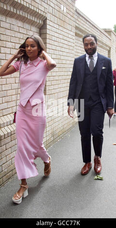 Wimbledon London, UK. 8. Juli 2016. Englischer Schauspieler und Academy Award nominierte Chiwetel Ejiofor mit seiner australischen Modell Freundin Frances Aatenir Singles Männer halb Finaltag des 2016 Wimbledon Tennis-Meisterschaften kommt: Amer Ghazzal/Alamy Live-Nachrichten Stockfoto