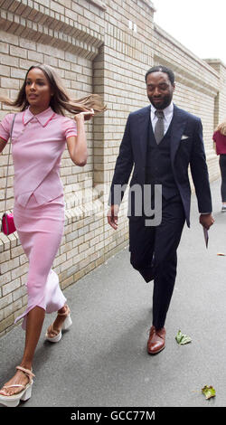 Wimbledon London, UK. 8. Juli 2016. Englischer Schauspieler und Academy Award nominierte Chiwetel Ejiofor mit seiner australischen Modell Freundin Frances Aatenir Singles Männer halb Finaltag des 2016 Wimbledon Tennis-Meisterschaften kommt: Amer Ghazzal/Alamy Live-Nachrichten Stockfoto