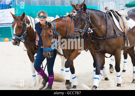 Sandbänke, Poole, Dorset, UK 8. Juli 2016. British Beach Polo Championships startet am Strand von Sandbänken, Poole. Die zweitägige Veranstaltung findet am Freitag und Samstag, als Besucher gehen an den Strand zu sehen, die Aktion Credit: Carolyn Jenkins/Alamy Live News Stockfoto