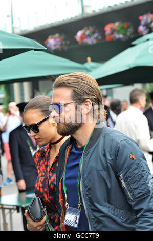 London, UK, 8. Juli 2016, Bradley Cooper & Irina Shayk kommt für die 2016 Wimbledon Championships in der Wimbledon Lawn Tennis & Croquet Club WLTCC. Bildnachweis: JOHNNY ARMSTEAD/Alamy Live-Nachrichten Stockfoto