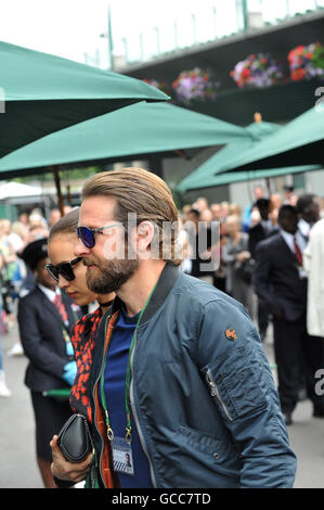 London, UK, 8. Juli 2016, Bradley Cooper & Irina Shayk kommt für die 2016 Wimbledon Championships in der Wimbledon Lawn Tennis & Croquet Club WLTCC. Bildnachweis: JOHNNY ARMSTEAD/Alamy Live-Nachrichten Stockfoto