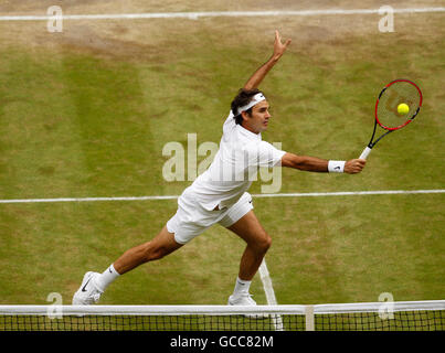 08.07.2016. all England Lawn-Tennis and Croquet Club, London, England. Wimbledon Tennis Championships Tag 12. Herren Einzel Halbfinale zwischen Nummer 3 Samen Roger Federer (SUI) und Nummer 6 Samen, Milos Raonic (CAN). Roger Federer Salven am Netz. Stockfoto