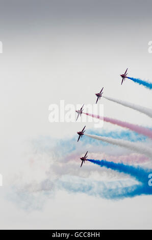 RAF Fairford, Gloucestershire, UK. 8. Juli 2016.  Am ersten Tag des Royal International Air Tattoo produziert die Royal Air Force-Kunstflugstaffel Red Arrows, eine weitere beeindruckende Darstellung. Bildnachweis: Steven H Jones/Alamy Live-Nachrichten Stockfoto