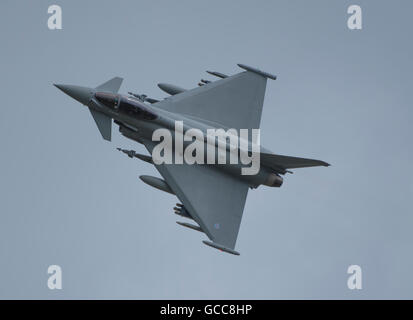 RAF Fairford, Gloucestershire. 8. Juli 2016. Tag1 des Royal International Air Tattoo (RIAT) mit internationalen militärischen Luftfahrzeugen auf dem Display aus der ganzen Welt. RAF Eurofighter Typhoon. Bildnachweis: Aviationimages/Alamy Live-Nachrichten. Stockfoto