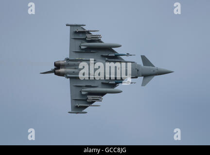 RAF Fairford, Gloucestershire. 8. Juli 2016. Tag1 des Royal International Air Tattoo (RIAT) mit internationalen militärischen Luftfahrzeugen auf dem Display aus der ganzen Welt. Underwing Masten von einem RAF Eurofighter Typhoon. Bildnachweis: Aviationimages/Alamy Live-Nachrichten. Stockfoto