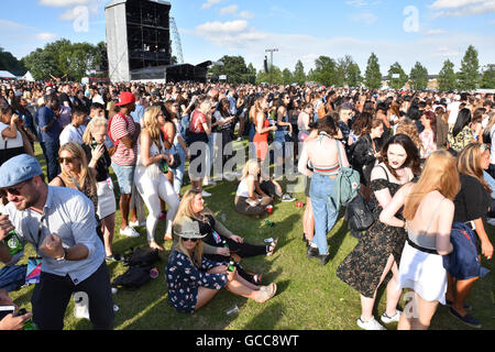 Finsbury Park, London, UK. 8. Juli 2016. Die Masse auf dem Wireless Festival. Bildnachweis: Matthew Chattle/Alamy Live-Nachrichten Stockfoto