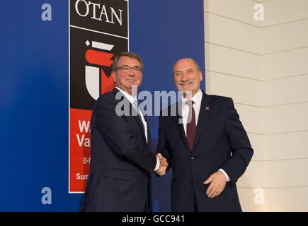 US Minister fuer Verteidigung Ash Carter schüttelt Hände mit polnischen Minister der Verteidigung Antoni Macierewicz Tagung des NATO-Gipfels 8. Juli 2016 in Warschau, Polen. Stockfoto