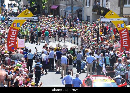 08.07.2016. L'Isle-Jourdain, Lac de Payolle, Frankreich. Tour de France Radsport Tour, Stufe 7. Hauptfeld mit VAN AVERMAET Greg (BEL) Fahrer des BMC RACING Teams, DE GENDT Thomas (BEL) Fahrer von LOTTO SOUDAL, Mark CAVENDISH (GBR) Fahrer von DIMENSION DATA in Stufe 7 der 2016 Tour de France ein 162 km langen Etappe zwischen L'Isle-Jourdain und Lac de Payolle am Start, Stockfoto