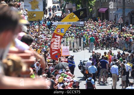 08.07.2016. L'Isle-Jourdain, Lac de Payolle, Frankreich. Tour de France Radsport Tour, Stufe 7. Hauptfeld mit VAN AVERMAET Greg (BEL) Fahrer des BMC RACING Teams, DE GENDT Thomas (BEL) Fahrer von LOTTO SOUDAL, Mark CAVENDISH (GBR) Fahrer von DIMENSION DATA in Stufe 7 der 2016 Tour de France ein 162 km langen Etappe zwischen L'Isle-Jourdain und Lac de Payolle am Start, Stockfoto