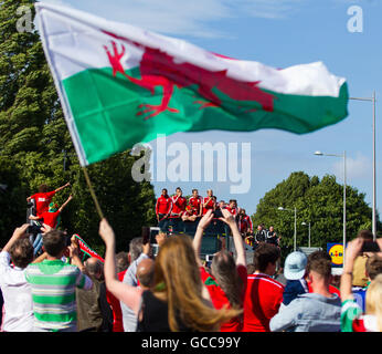 Cardiff City Stadium, Cardiff, Wales. 8. Juli 2016. Walisischen Herren Fußball Kader Homecoming Event nach ihren erfolgreichen Fußball-Europameisterschaft. Wales-Team kommt im Stadium Credit: Action Plus Sport/Alamy Live News Stockfoto