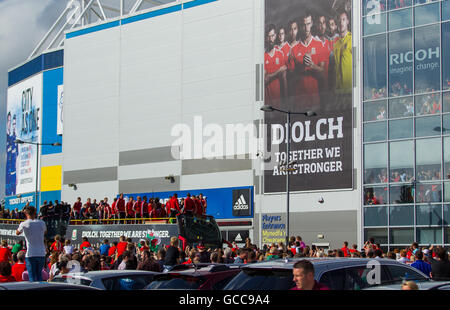 Cardiff City Stadium, Cardiff, Wales. 8. Juli 2016. Walisischen Herren Fußball Kader Homecoming Event nach ihren erfolgreichen Fußball-Europameisterschaft. Der Wales-Bus kommt im Stadium Credit: Action Plus Sport/Alamy Live News Stockfoto