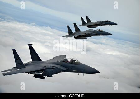 US Air Force F - 15C Adler Kampfflugzeuge, 493 Fighter Squadron zugewiesen, und eine F-15E Strike Eagle zugewiesen 492nd Fighter Squadron während eines Fluges 7. Juli 2016 in Gloucestershire, England. Die Kämpfer gehen der Royal International Air Tattoo Airshow an RAF Fairford statt. Stockfoto