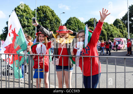 Cardiff, UK, 08. Juli 2016.The Wales Fußballmannschaft erhielten einen Helden Willkommen in Cardiff nach ihrer historischen Lauf bei Euro 2016.Thousands die Straßen der Stadt von der Burg entlang der Paradestrecke in Cardiff Stadt Fußballstadion ausgekleidet. Bildnachweis: Ian Francis/Alamy Live-Nachrichten Stockfoto