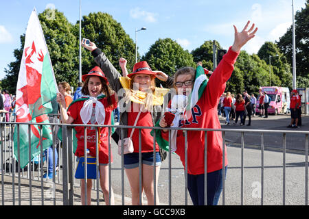 Cardiff, UK, 08. Juli 2016.The Wales Fußballmannschaft erhielten einen Helden Willkommen in Cardiff nach ihrer historischen Lauf bei Euro 2016.Thousands die Straßen der Stadt von der Burg entlang der Paradestrecke in Cardiff Stadt Fußballstadion ausgekleidet. Bildnachweis: Ian Francis/Alamy Live-Nachrichten Stockfoto