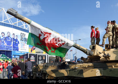 Cardiff, UK, 08. Juli 2016.The Wales Fußballmannschaft erhielten einen Helden Willkommen in Cardiff nach ihrer historischen Lauf bei Euro 2016.Thousands die Straßen der Stadt von der Burg entlang der Paradestrecke in Cardiff Stadt Fußballstadion ausgekleidet. Bildnachweis: Ian Francis/Alamy Live-Nachrichten Stockfoto