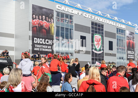 Cardiff, UK, 08. Juli 2016.The Wales Fußballmannschaft erhielten einen Helden Willkommen in Cardiff nach ihrer historischen Lauf bei Euro 2016.Thousands die Straßen der Stadt von der Burg entlang der Paradestrecke in Cardiff Stadt Fußballstadion ausgekleidet. Bildnachweis: Ian Francis/Alamy Live-Nachrichten Stockfoto