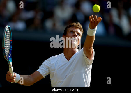 London, Großbritannien. 8. Juli 2016. Tomas Berdych aus der Tschechischen Republik dient während der Männer Singles Halbfinale mit Andy Murray von Großbritannien am 11. Tag bei den Meisterschaften Wimbledon 2016 in London, Großbritannien, am 8. Juli 2016. Bildnachweis: Ye Pingfan/Xinhua/Alamy Live-Nachrichten Stockfoto