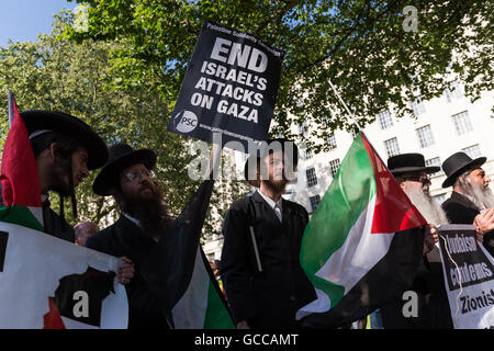 London, UK. 8. Juli 2016. Eine Gruppe von orthodoxen Juden verbundene pro-palästinensische Demonstranten versammelten sich gegenüberliegenden Downing Street am "Ende der Belagerung auf Gaza" Rallye um ein Ende der Waffenhandel zwischen Großbritannien und Israel sowie zu fordern ein Ende der israelischen zehnjährigen Besetzung des Gazastreifens fordern. Wiktor Szymanowicz/Alamy Live-Nachrichten Stockfoto