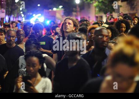 Philadelphia, Pennsylvania, USA. 8. Juli 2016. In mehrere kleinere Gruppen verteilt über die Stadt, die mehrere hundert Demonstranten auf die Straße in Philadelphia, Pennsylvania am 8. Juli 2016 aus Protest gegen die jüngsten Polizei fand beteiligt Shootings rund um das Land. Bildnachweis: Bastiaan Slabbers/ZUMA Draht/Alamy Live-Nachrichten Stockfoto