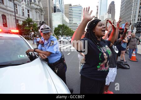 Philadelphia, Pennsylvania, USA. 8. Juli 2016. Eine Gruppe von Demonstranten "Hands Up" in von der Polizei als mehrere hundert Demonstranten gingen auf die Straße in Philadelphia aus Protest gegen die jüngsten Polizei beteiligten Shootings rund um das Land. Bildnachweis: Bastiaan Slabbers/ZUMA Draht/Alamy Live-Nachrichten Stockfoto