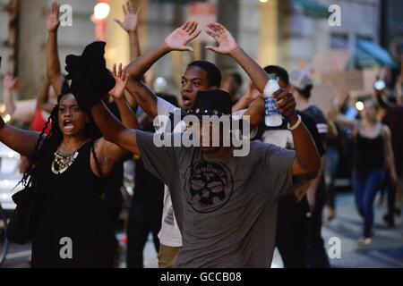 Philadelphia, Pennsylvania, USA. 8. Juli 2016. Eine Gruppe von Demonstranten "Hands Up" in von der Polizei als mehrere hundert Demonstranten gingen auf die Straße in Philadelphia aus Protest gegen die jüngsten Polizei beteiligten Shootings rund um das Land. Bildnachweis: Bastiaan Slabbers/ZUMA Draht/Alamy Live-Nachrichten Stockfoto