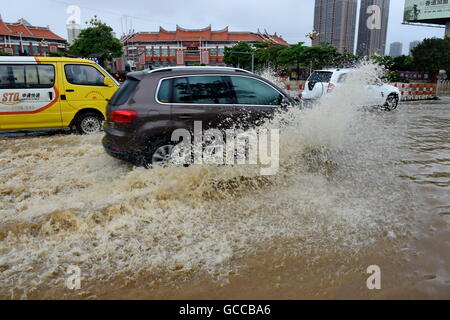 Putian, der chinesischen Provinz Fujian. 9. Juli 2016. Fahrzeuge laufen auf einer überfluteten Straße in Putian Stadt, Südost-China Fujian Provinz, 9. Juli 2016. Taifun Nepartak, das erste der Saison landete um 13:45 Beijing Zeit (GMT-0545) in Shishi Stadt Fujian, Verpackung Windgeschwindigkeiten von bis zu rund 100 Kilometer pro Stunde und Regengüssen zu bringen. Bildnachweis: Zhang Guojun/Xinhua/Alamy Live-Nachrichten Stockfoto