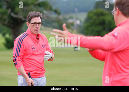 Celtic Manor, Newport, Wales - Samstag, 9. Juli 2016 - The Celebrity Cup Golf Wettbewerb Komiker Rob Brydon und Kapitän von Team Wales erhält eine Instruktion über die Praxis grün. Fotografieren Sie Steven Mai / Alamy Live News Stockfoto