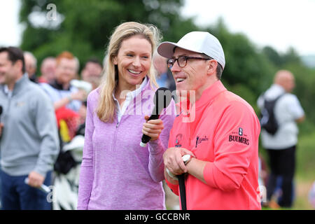 Celtic Manor, Newport, Wales - Samstag, 9th. Juli 2016 - der Celebrity Cup Golf-Wettkampfkomiker Rob Brydon mit Gastgeber Di Dougherty beim ersten Abschlag. Foto Steven May / Alamy Live News Stockfoto