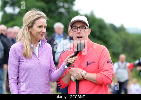 Celtic Manor, Newport, Wales - Samstag, 9. Juli 2016 - The Celebrity Cup Golf Wettbewerb Komiker Rob Brydon und Kapitän von Team Wales mit Host Di Dougherty am ersten Abschlag. Fotografieren Sie Steven Mai / Alamy Live News Stockfoto