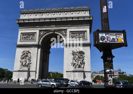 Paris, Frankreich. 9. Juli 2016. Der Arc de Triomphe in Paris, Frankreich, 9. Juli 2016 gesehen. Portugal konfrontiert Frankreich im Finale UEFA EURO 2016 Fußball am 10. Juli 2016. Foto: Federico Gambarini/Dpa/Alamy Live News Stockfoto