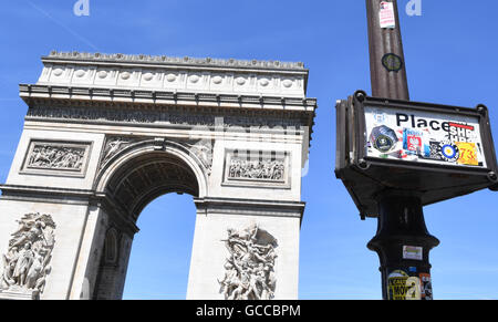 Paris, Frankreich. 9. Juli 2016. Der Arc de Triomphe in Paris, Frankreich, 9. Juli 2016 gesehen. Portugal konfrontiert Frankreich im Finale UEFA EURO 2016 Fußball am 10. Juli 2016. Foto: Federico Gambarini/Dpa/Alamy Live News Stockfoto