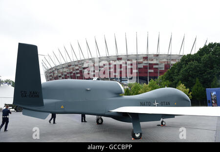 Warschau, Polen. 9. Juli 2016. Eine "Global Hawk" Drohne der NATO wird vor das Nationalstadion in Warschau, Polen, 9. Juli 2016 vorgestellt. Die Politik der NATO trafen sich am 8. und 9. Juli 2016, ihre Strategie der Abschreckung gegenüber Russland zu diskutieren. Foto: Rainer Jensen/Dpa/Alamy Live-Nachrichten Stockfoto