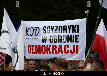 Warschau, Polen. 9. Juli 2016. KOD Protest während NATO-Gipfel in Warschau Kredit statt: Jake Ratz/Alamy Live News Stockfoto